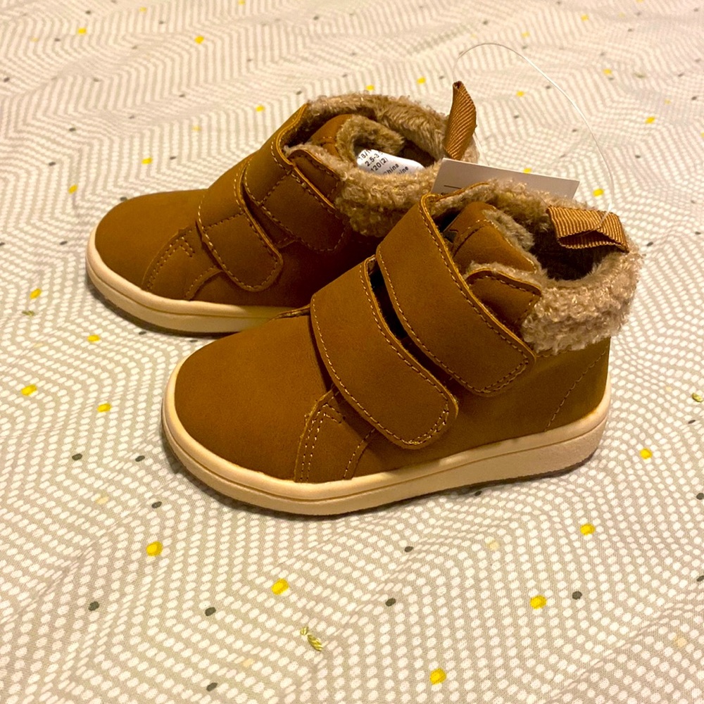 Size 2.5-3.5 boy boots